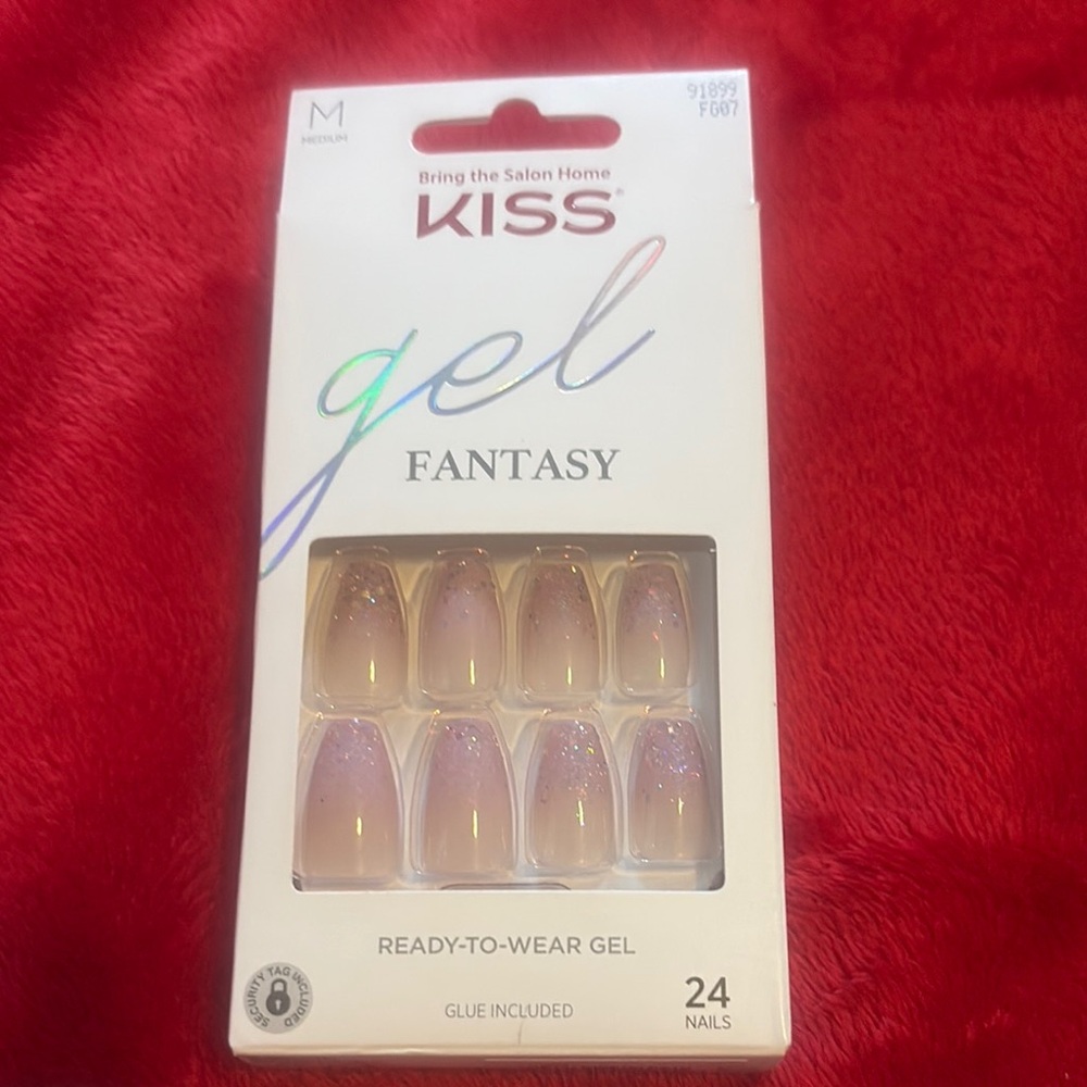 Kiss Gel Fantasy Nails in Shimmering Pink